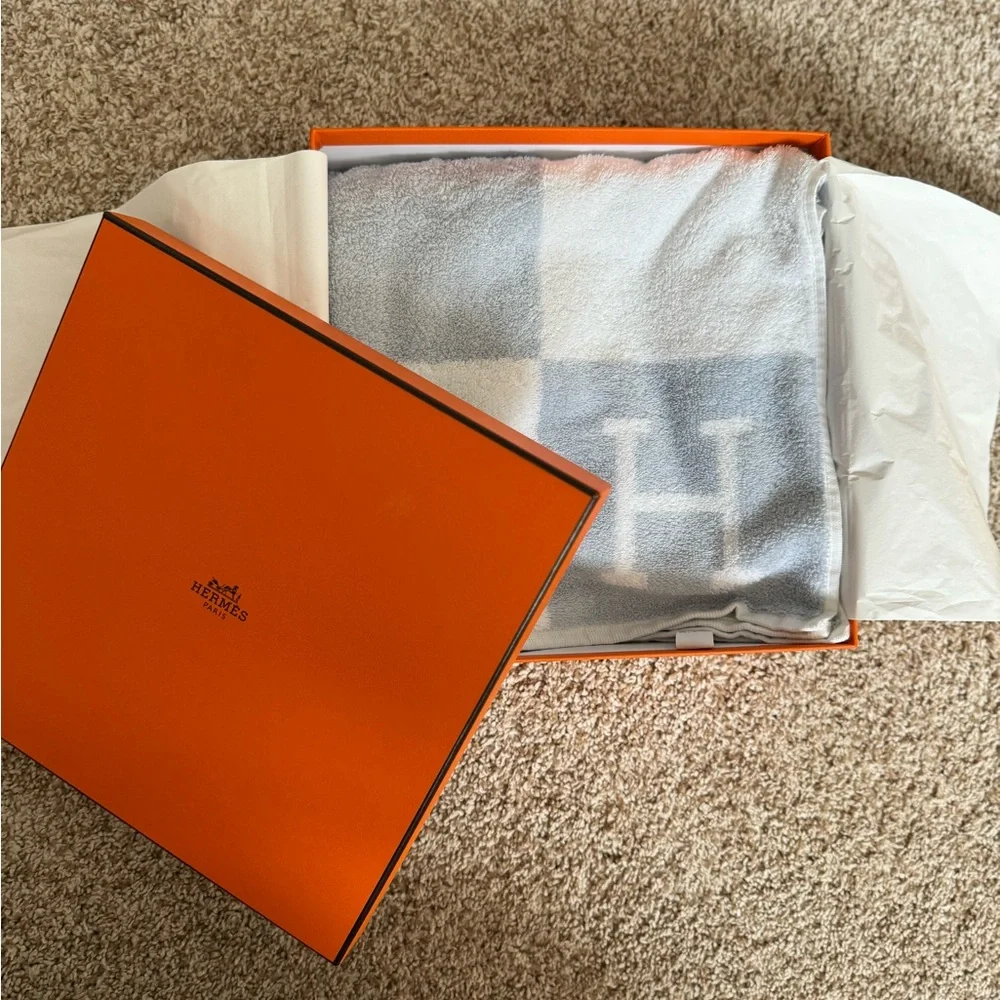 BNIB Hermes Avalon Face Towel Bleu Glacier